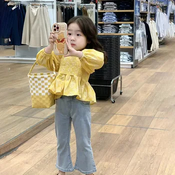 Korejska Različica Dekle v Modi Obleko Pomlad Oblačila za Otroke Rumena Mehurček Rokav Cvetlični Majico, Kavbojke Dva-Delni Set